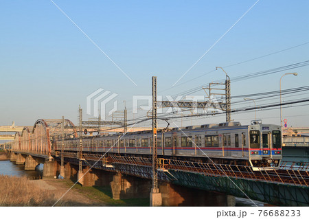 夕日を浴び荒川橋梁を渡る京成電鉄3500形電車 夕日を浴び荒川橋梁を渡る京成電鉄3500形電車 76688233