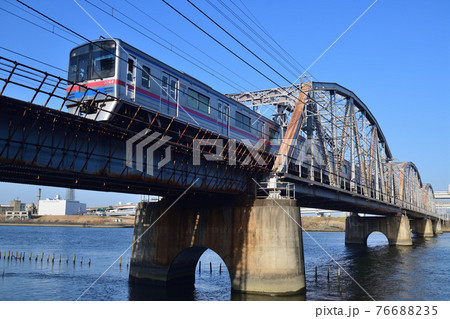荒川橋梁を渡る京成電鉄3700形電車 76688235