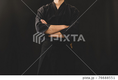 袴姿で腕を組む男性 76688551