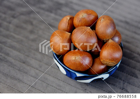 山盛りの栗 76688558