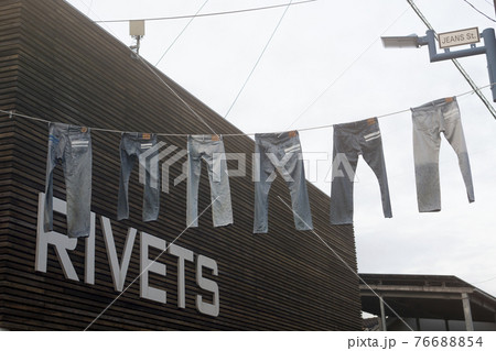 児島ジーンズストリートの吊されたデニムを夕暮れ時に撮ってみる 76688854