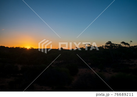 雄大なオーストラリアの開拓精神にふれる魅惑の大陸横断鉄道インディアン・パシフィック号の旅　車窓の風景 76689211