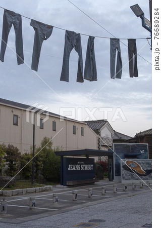 児島ジーンズストリートの吊されたデニムを夕暮れ時に撮ってみる 76689284