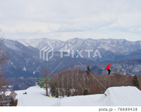 栂池高原スキー場　TG PARKSのキッカーで飛ぶスキーヤー 76689438