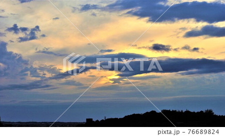 曇天の夕日。 曇天の夕日。 76689824