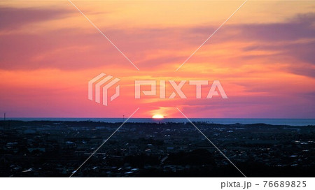 茜色に染まる春の夕焼け。 茜色に染まる春の夕焼け。 76689825