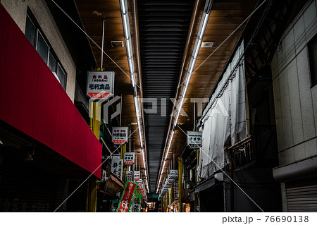 神戸　夜の商店街 76690138