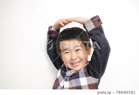 両腕でOKサインする男の子 両腕でOKサインする男の子 76690581