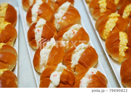 美味しそうなサンドウィッチのアップ 76690822