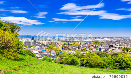 新緑の丘から眺める住宅地 76690856