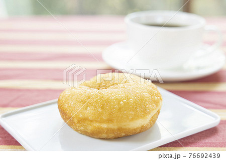 美味しい餡ドーナッツとコーヒー 美味しい餡ドーナッツとコーヒー 76692439