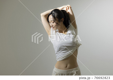 お腹 ウエスト くびれ お腹 ウエスト くびれ 76692823