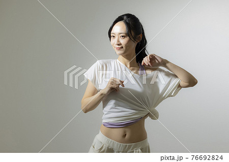 お腹　ウエスト　くびれ　 76692824