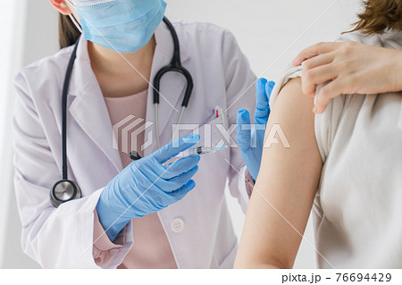 ワクチンを刺す医者 76694429