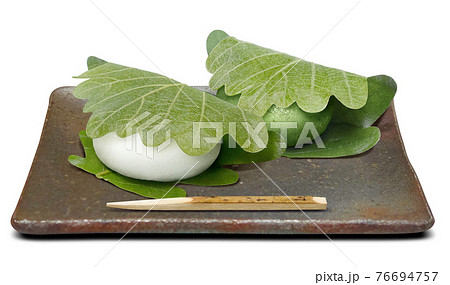 柏餅 柏もち イラスト リアル 皿 柏餅 柏もち イラスト リアル 皿 76694757