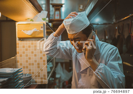 苦情電話を受ける飲食店店主 苦情電話を受ける飲食店店主 76694897