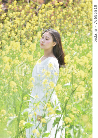 菜の花の中で 76695819