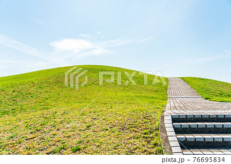 緑になった丘の公園と春の青空 76695834