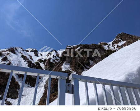 険しい山岳地帯 76695856