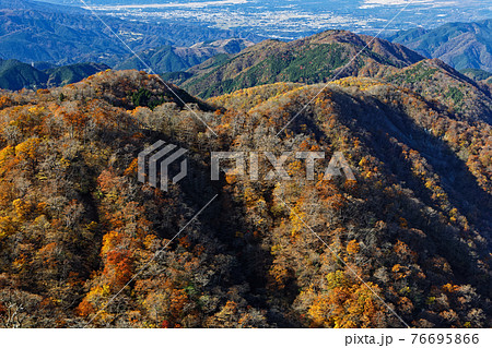 丹沢・塔ノ岳から見る紅葉の鍋割山と御殿場市街 76695866