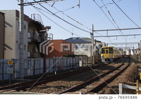 西武新宿線 新井薬師前付近の踏切にて(2019年12月) 西武新宿線 新井薬師前付近の踏切にて(2019年12月) 76695886
