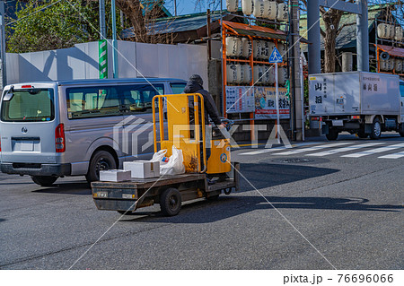 日本の都市風景 築地場外市場 ターレーの走る風景の写真素材 [76696066] - PIXTA