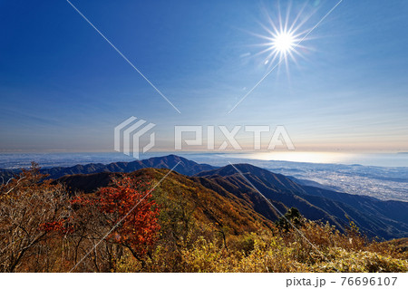 丹沢・塔ノ岳から見る紅葉の表尾根と大山・湘南の眺め 76696107