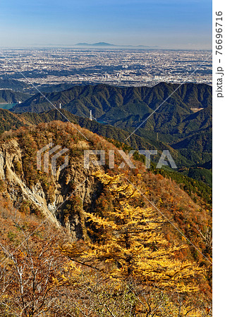 丹沢・塔ノ岳から見る紅葉の山並みと関東平野の眺め 丹沢・塔ノ岳から見る紅葉の山並みと関東平野の眺め 76696716