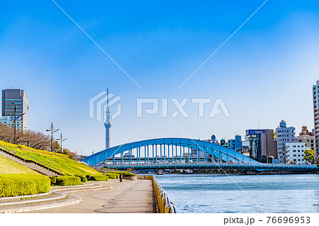 東京の都市風景 隅田川の永代橋 76696953