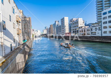 東京の都市風景 豊海橋から見た茅場町方面の風景 76696957