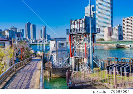 東京の都市風景 隅田川 住吉水門 76697004