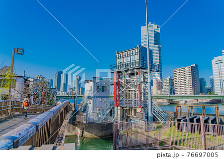 東京の都市風景 隅田川 住吉水門 76697005