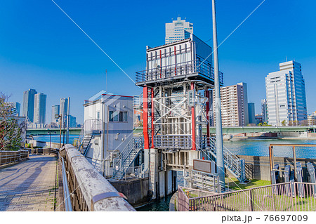東京の都市風景 隅田川 住吉水門 76697009