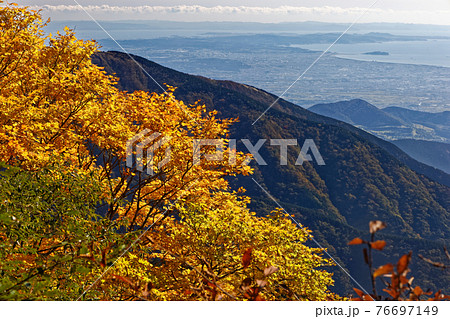 紅葉の丹沢 鍋割山稜から見る湘南 江ノ島の眺めの写真素材