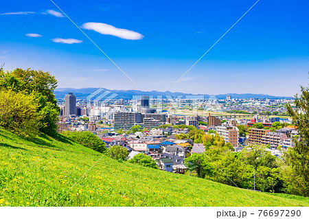 新緑の丘から眺める住宅地 76697290