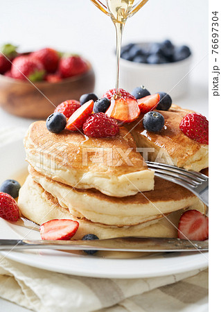 ホットケーキにハチミツをかける ホットケーキにハチミツをかける 76697304