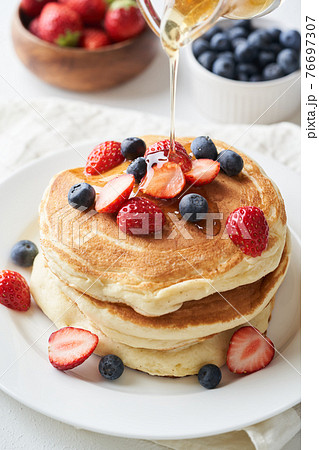 ホットケーキにハチミツをかける 76697307