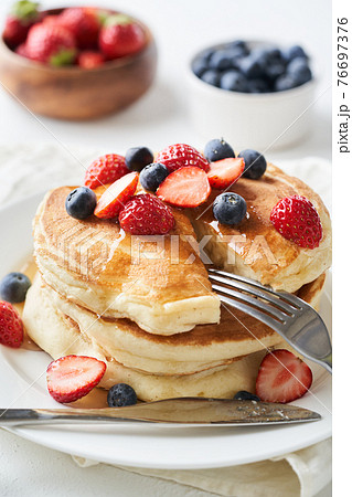 イチゴとブルーベーリーを乗せたホットケーキ イチゴとブルーベーリーを乗せたホットケーキ 76697376
