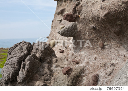 風化した岩から飛び出した石 76697394