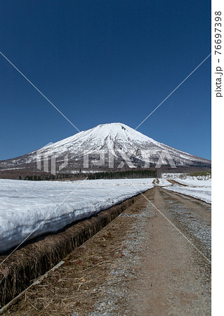北海道 初春の羊蹄山の風景 北海道 初春の羊蹄山の風景 76697398