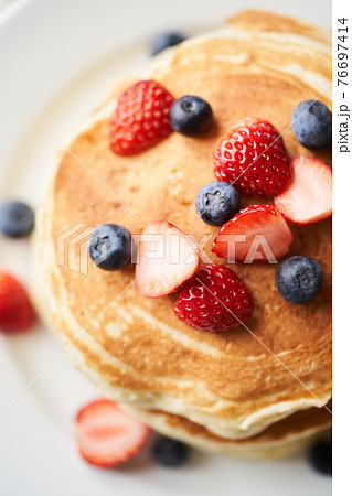 イチゴとブルーベーリーを乗せたホットケーキの写真素材