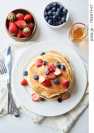 イチゴとブルーベーリーを乗せたホットケーキ イチゴとブルーベーリーを乗せたホットケーキ 76697447