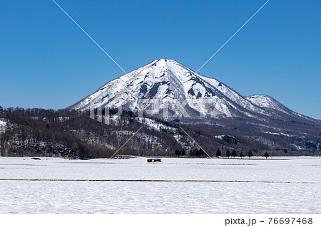 北海道　初春の羊蹄山の風景 76697468