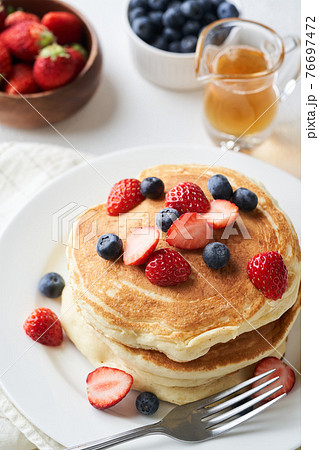 イチゴとブルーベーリーを乗せたホットケーキ イチゴとブルーベーリーを乗せたホットケーキ 76697472