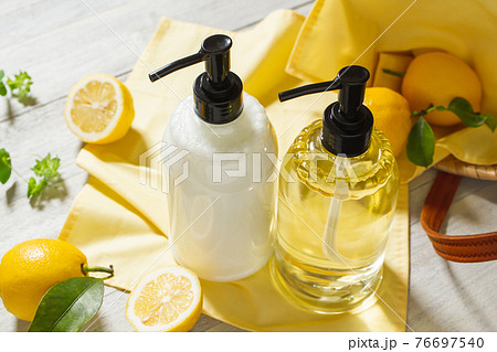 シャンプー ボトル　ナチュラルなヘアケアイメージ素材 76697540