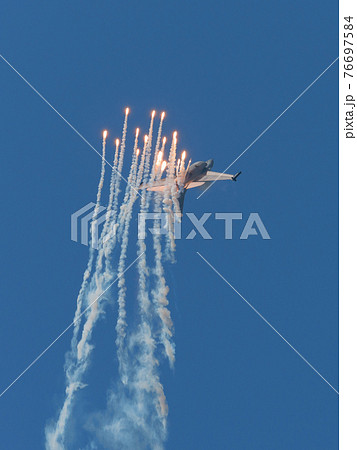 逃げるオランダ空軍f 16amのフレアの写真素材