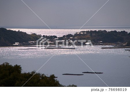 【瀬戸内海国立公園】大多府島の集落と光る瀬戸内海　岡山県備前市 76698019