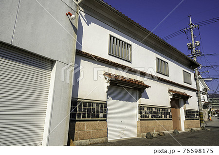 西条酒蔵通り　賀茂泉酒造　広島県東広島市 76698175