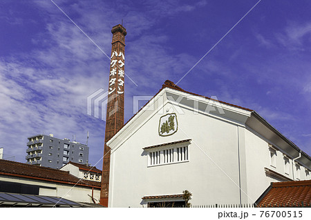 西条酒蔵通り　白牡丹酒造と賀茂鶴酒造　広島県東広島市 76700515