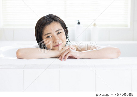 入浴を楽しむ女性 76700689